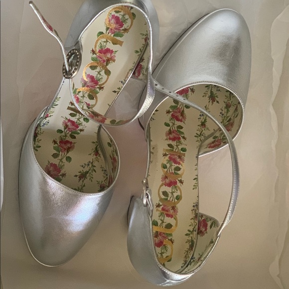 PRe Loved Size 8 Gucci wedge silver shoes in good condition - Picture 2 of 3